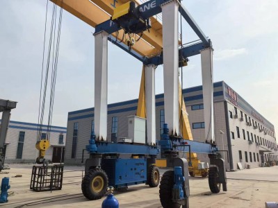 Electric hoist rubber tyred crane successfully debugged
