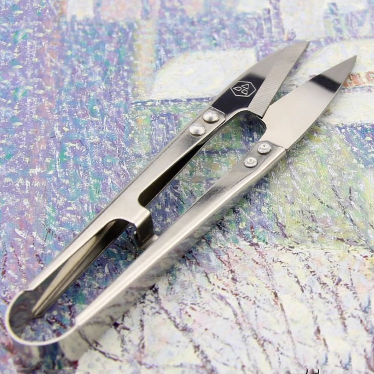 Bending yarn scissors
