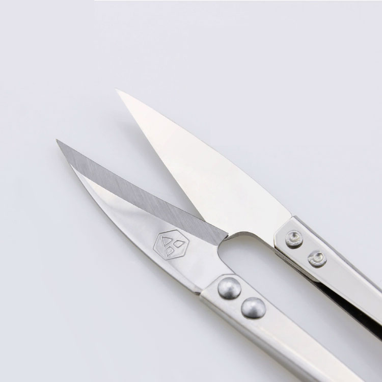 Bending yarn scissors