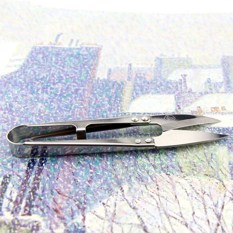 Bending yarn scissors