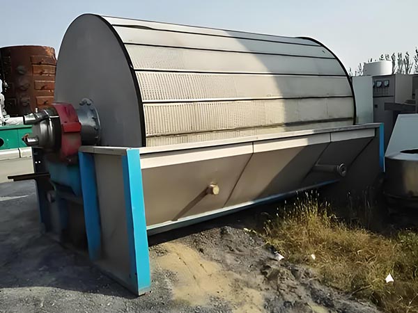Rotating vacuum filter Rotating vacuum filter